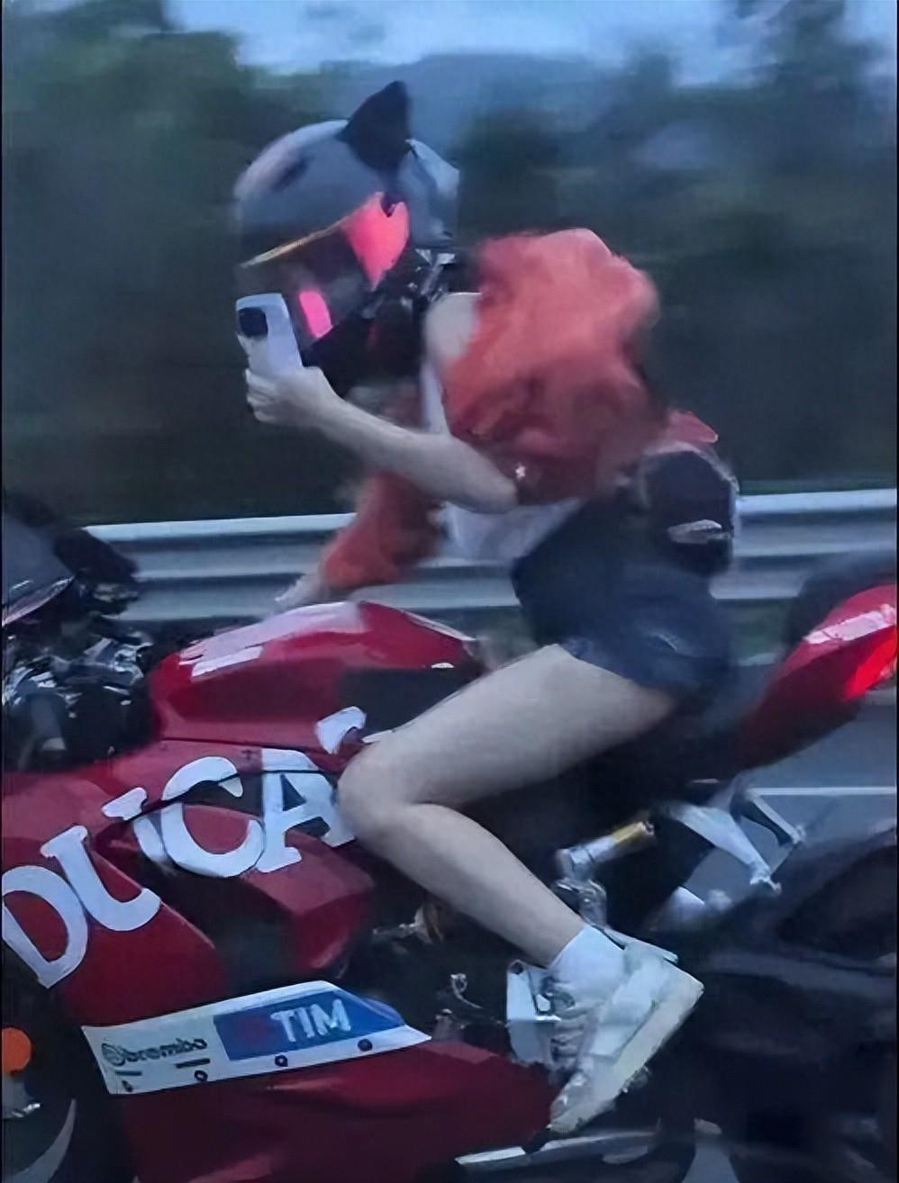 红衣女子骑杜卡迪在高速狂飙，时速超200公里还单手拍照；警方通报：曹某（女，20岁）、陈某（男，30岁）涉嫌危险驾驶罪被刑拘