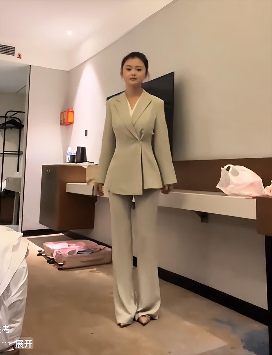 女孩穿“异形西装”考公面试,高分被刷,网友:拖地裤子太过分