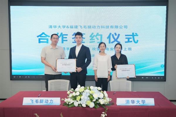 人类笼中大战机器人铁血战士：机器人一套组合拳KO对手 还不忘耍帅